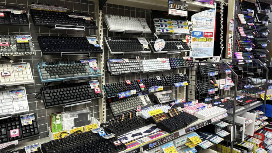 TSUKUMO eX.（秋葉原）でキーボードを触れる